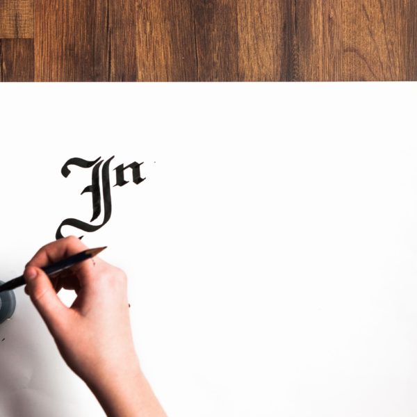 Embora possa parecer desafiadora de aplicar, quando usada corretamente, a fonte gotica pode adicionar um toque impressionante a qualquer projeto criativo.