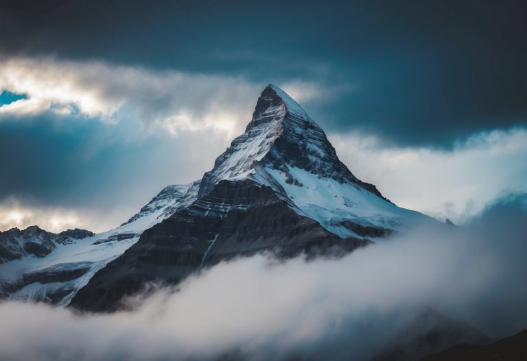 Um grandioso pico de montanha erguendo-se majestosamente contra um céu dramático