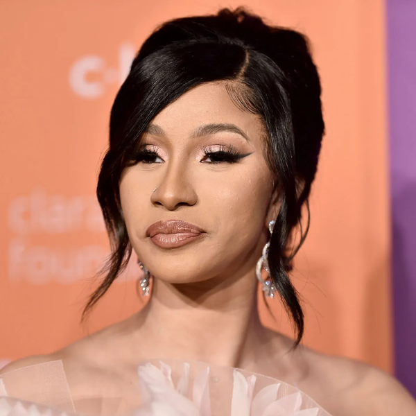 Qual a altura de Cardi B? Descubra a estatura exata da cantora e influência no mundo da música