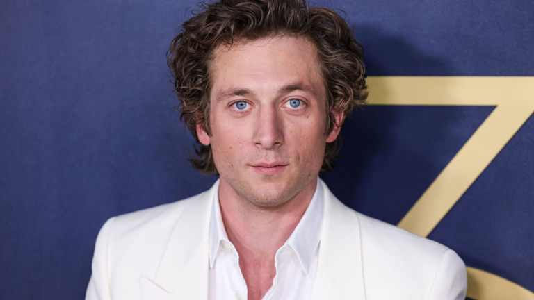 Qual a altura de Jeremy Allen White? Descubra a estatura exata do ator renomado